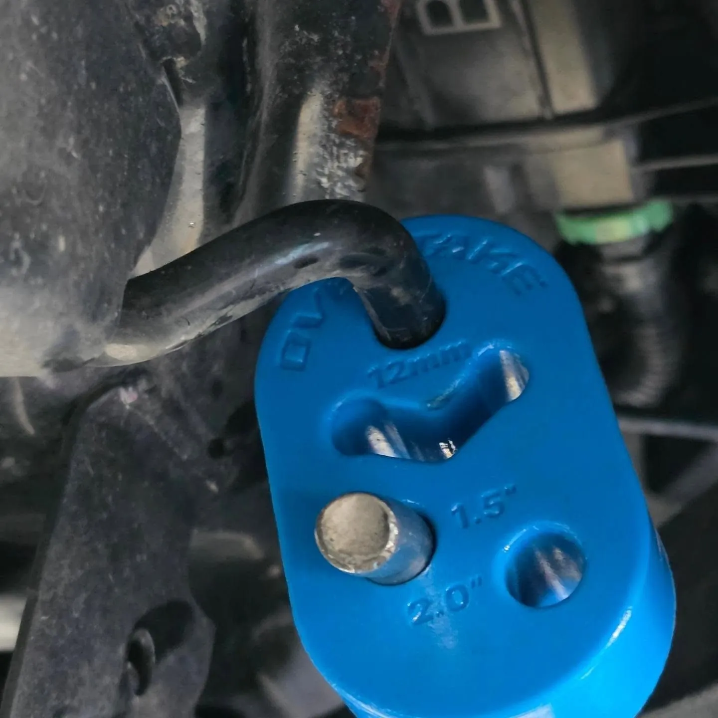 Overtake exhaust hanger