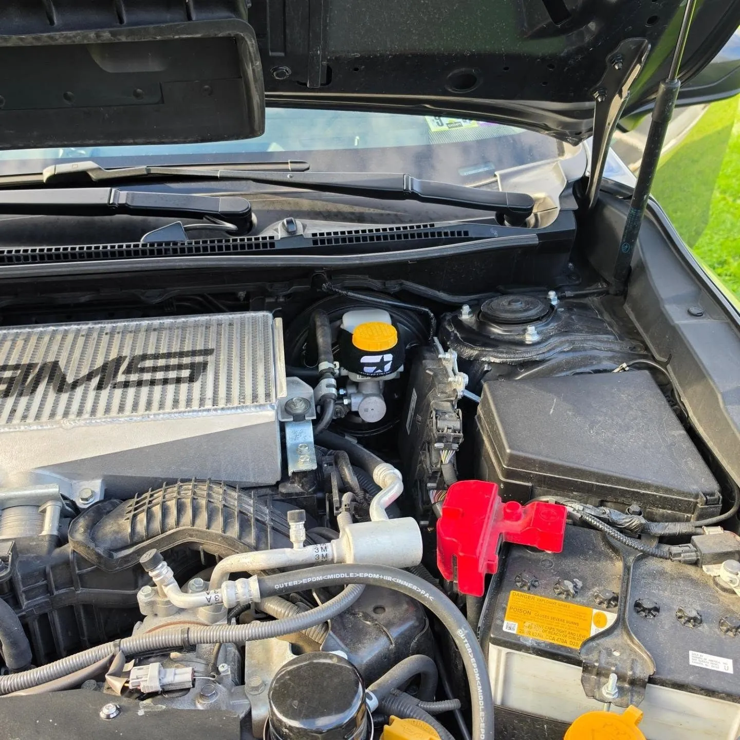 Overtake symbol colored orange in the engine bay